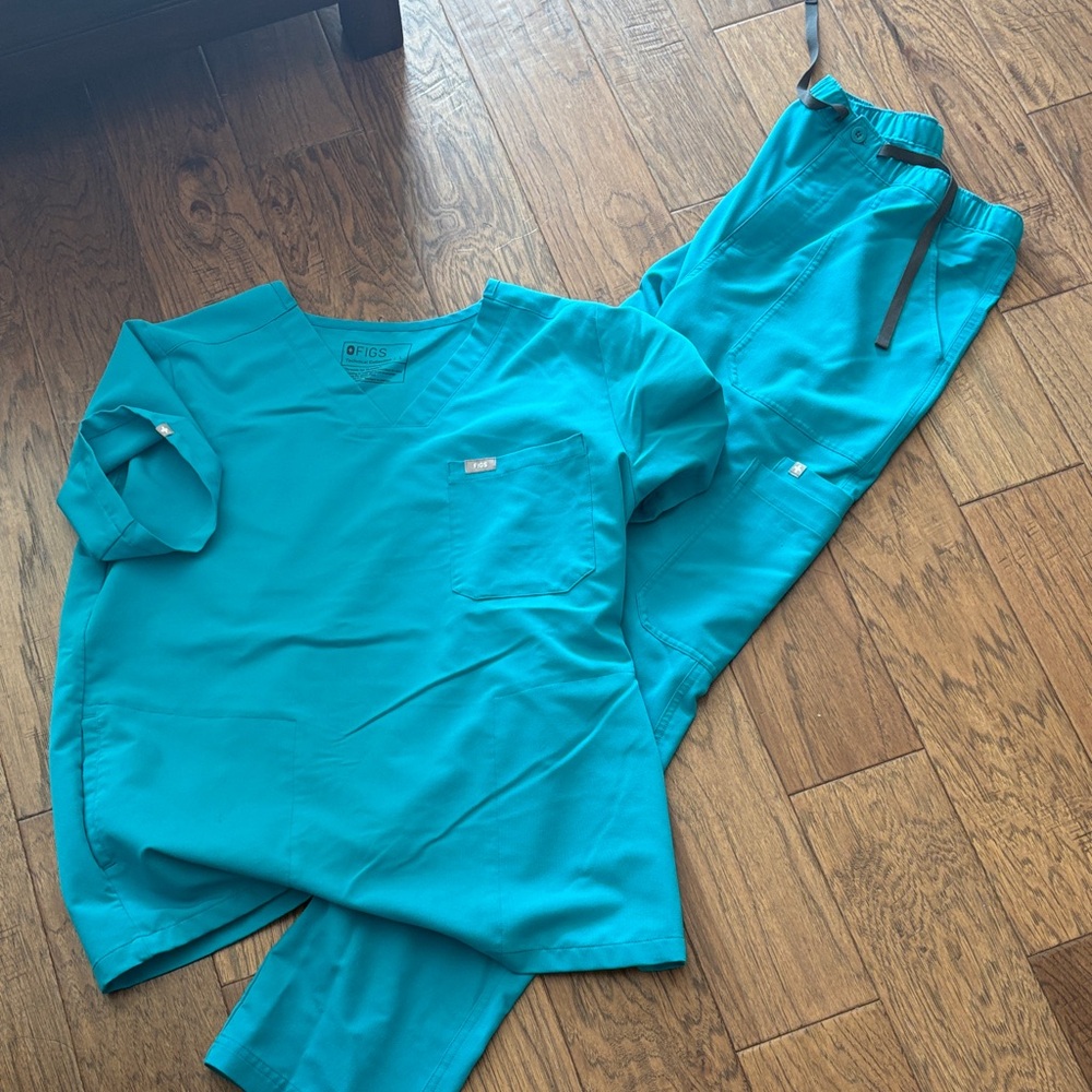 Figs Teal V-Neck Cairo Cargo Scrub Top and Drawstring Button Pants Men’s/Unisex